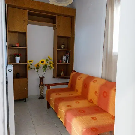 Leonardo's Cycladic * Foinikia (Syros)