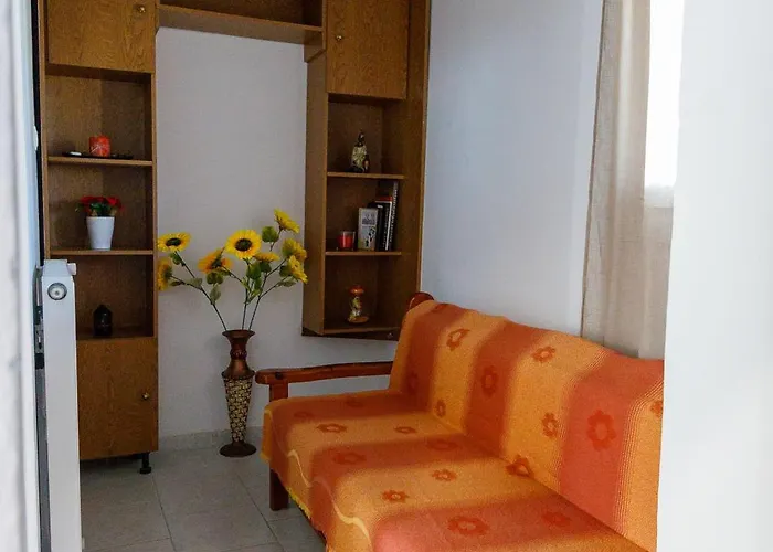 Leonardo's Cycladic * Foinikia (Syros)